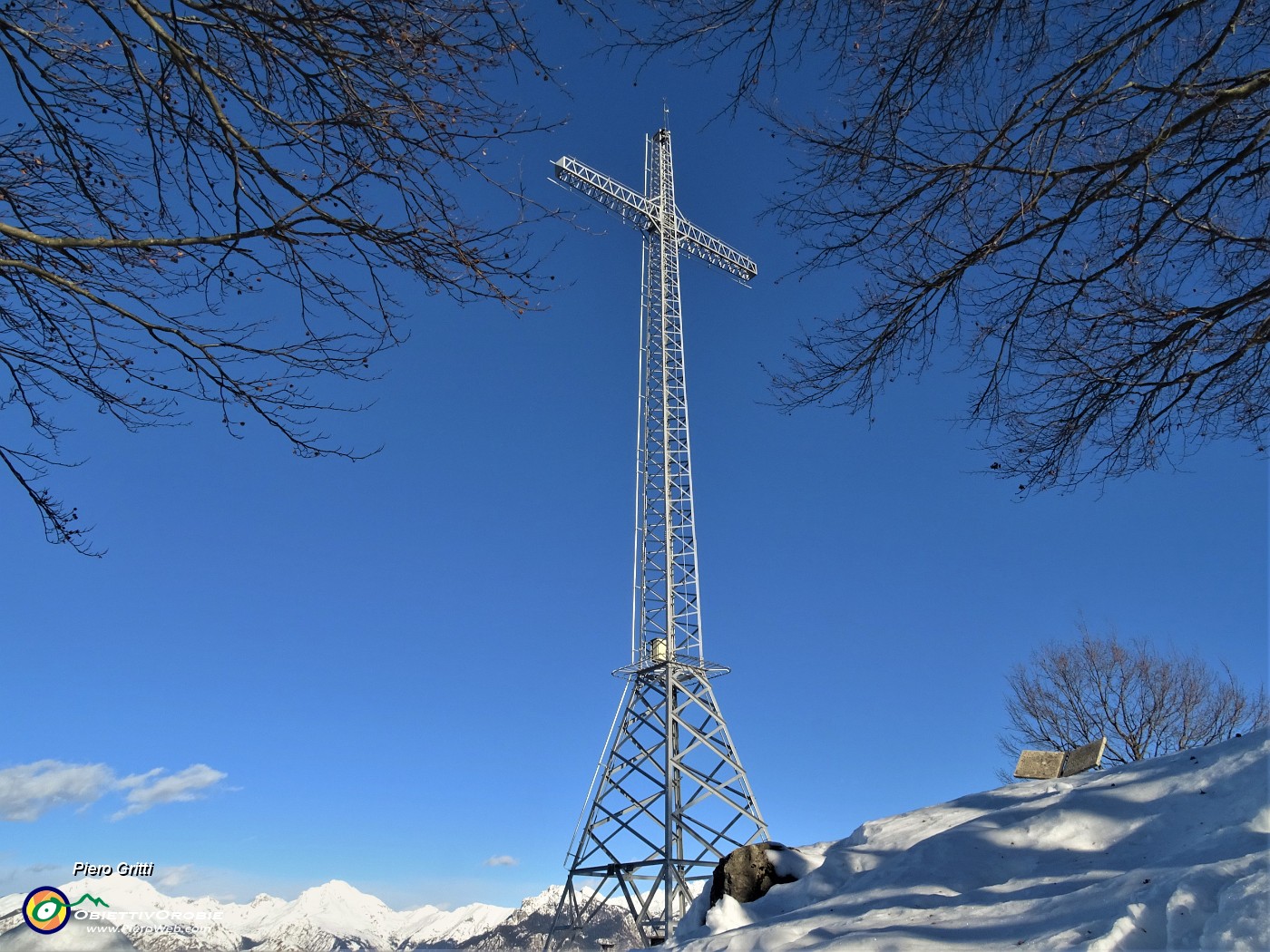 56 Alla croce di vetta del Monte Zucco (1232 m).JPG
